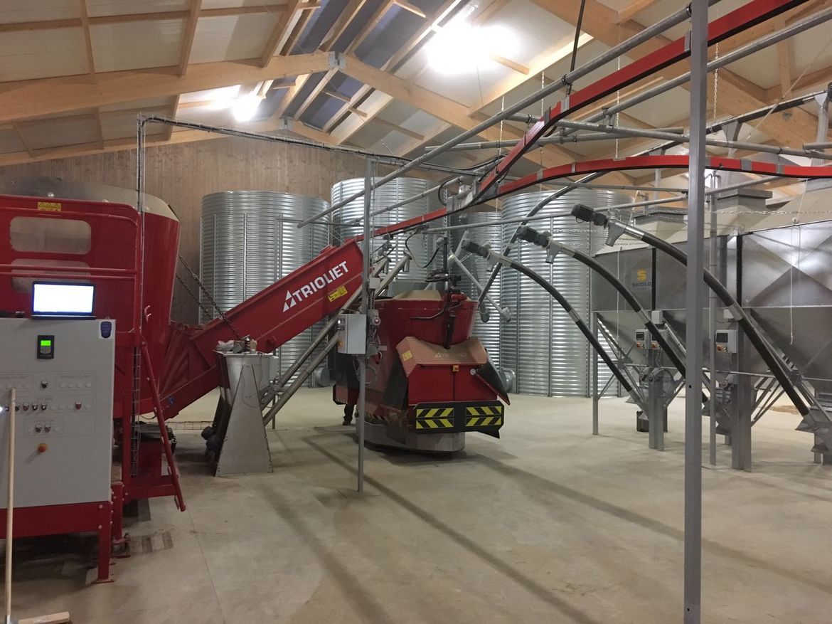 L'alimentation-robotisée-est-utile-pour-les-éleveurs-qui-souhaitent-nourrir-leur-bétail