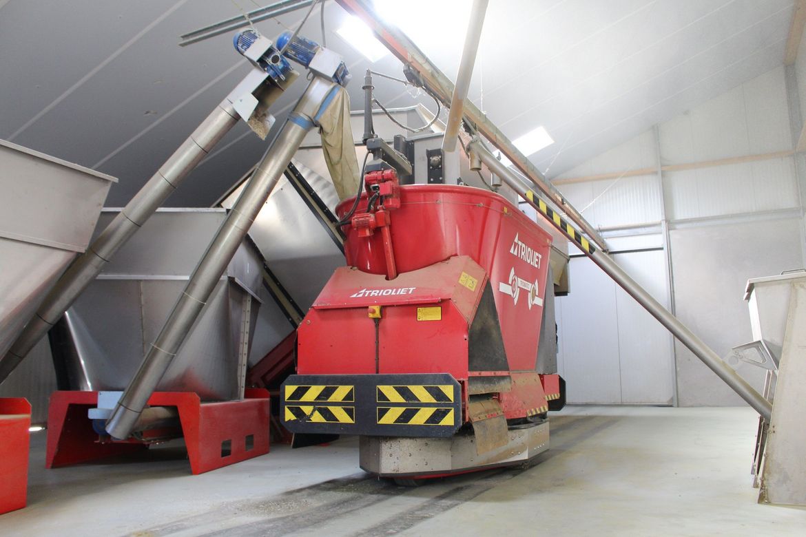 Mélangeuse, Materiel agricole, materiel d'elevage, Melangeuse distibuteur, désileuse, automotrice, melangeuse autochargeuse, robot d'alimentation, système d'alimentation automatisé, vaches, alimentation, robot d'alimentation, automatisation de l'alimentation, distribution automatique de l'aliment, alimentation automatique vache laitiere, distribution automatisée, robots de distribution, automatisation de la ration, Triomatic Stockage des fourrages Triomatic T30 pour système d’alimentation automatique